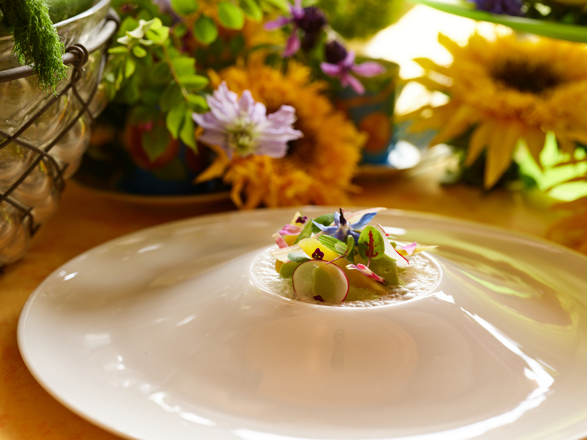「毛蟹のグアカモーレとフヌイユのバヴァロア 軽やかな潮香のエキューム」(ランチ¥11,000メニューより)